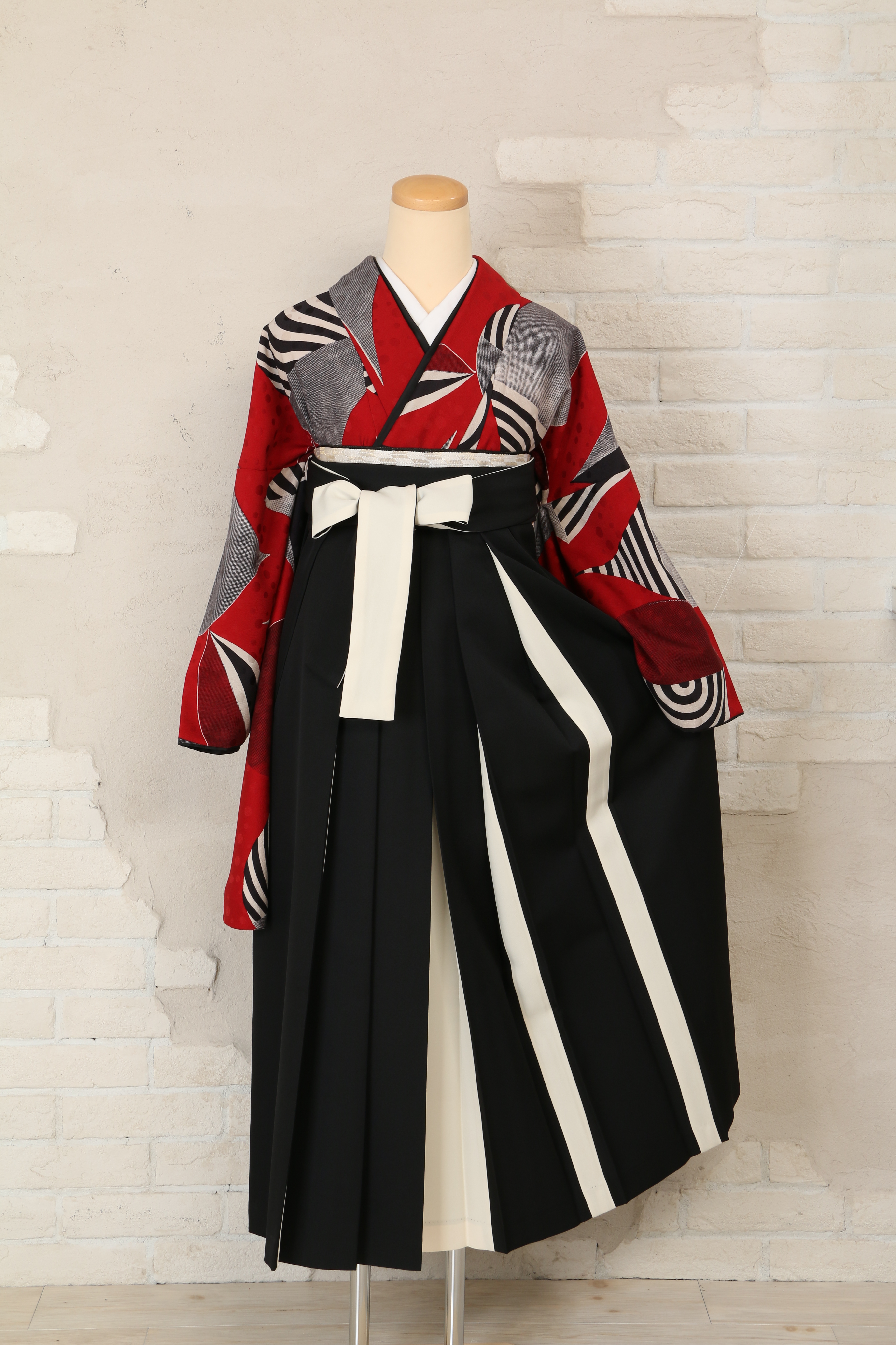 卒業式の袴】袴に合わせる着物はどれがいい？～黒系袴コーディネイト編 
